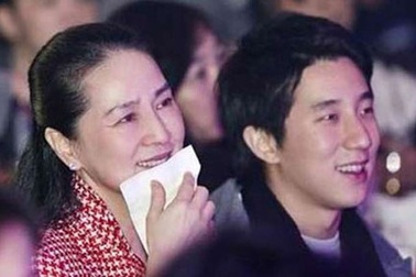 Con trai Thành Long nghẹn ngào đoàn tụ với mẹ sau khi ra tù