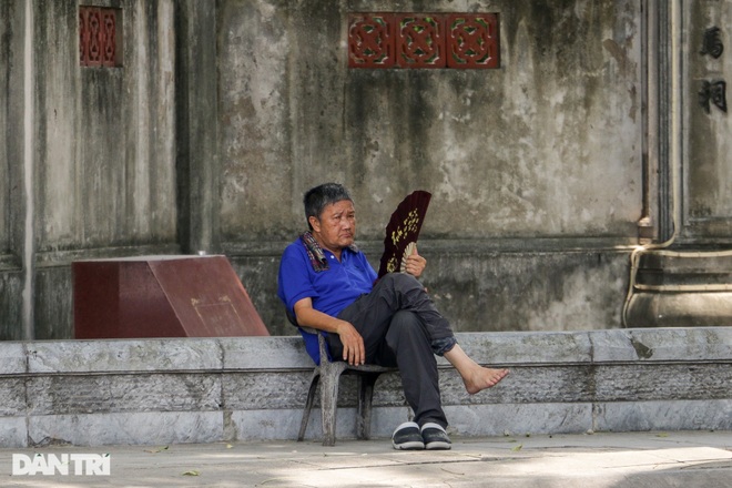 2 tuần nắng nóng ở Hà Nội: Người dân tụ tập giải nhiệt bất chấp lệnh cấm - 6 2 tuần nắng nóng ở Hà Nội: Người dân tụ tập giải nhiệt bất chấp lệnh cấm - 6