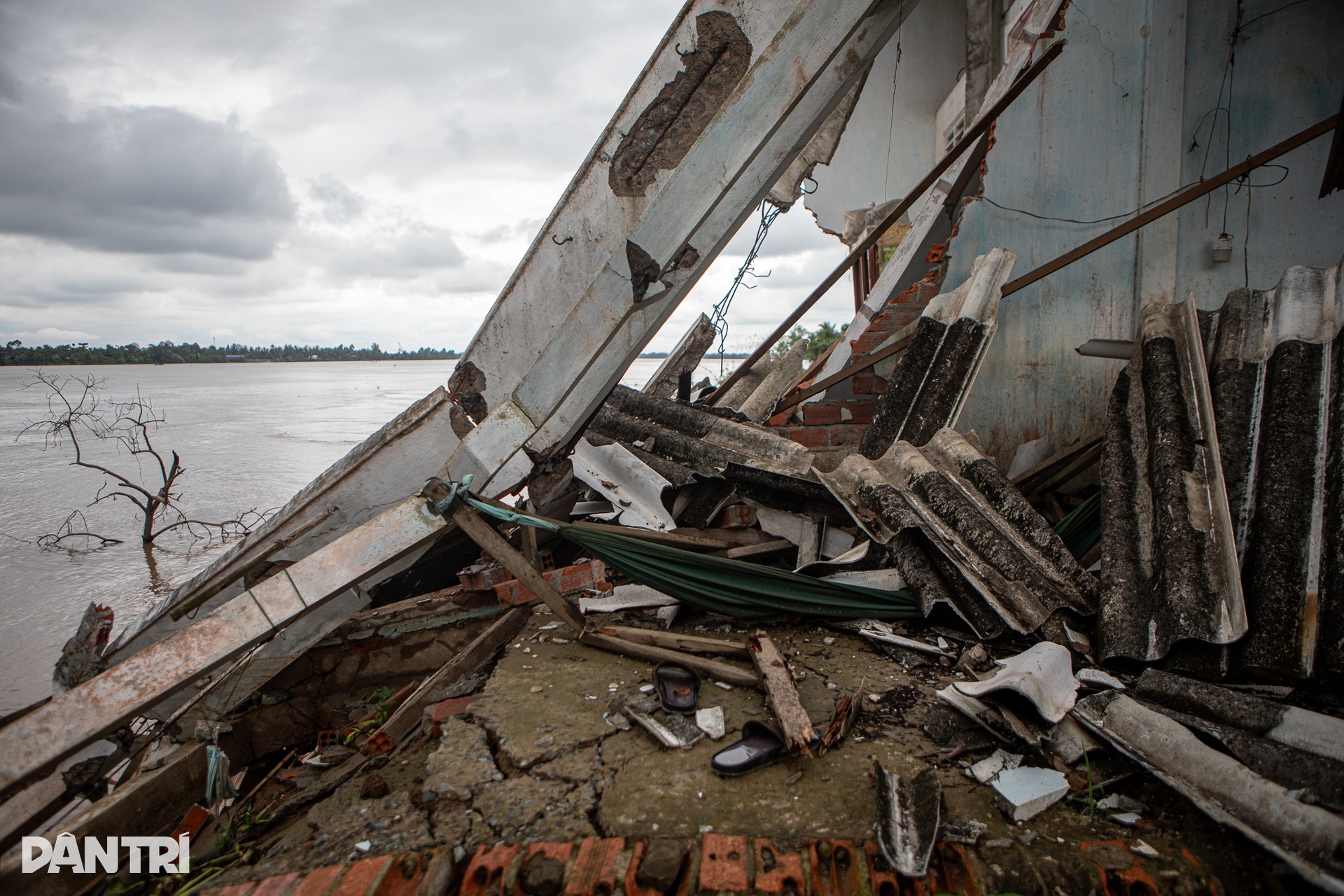 Nhiều nhà ven sông ở miền Tây bị nhấn chìm do sạt lở - 9 Nhiều nhà ven sông ở miền Tây bị nhấn chìm do sạt lở - 9