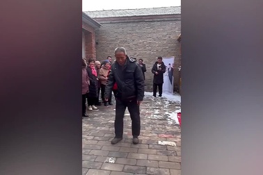 Cụ ông gây kinh ngạc với những bước nhảy đầy uyển chuyển và chuyên nghiệp