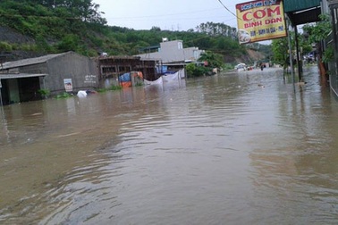 Một phụ nữ bị lũ cuốn trên đường ngầm nhà máy than