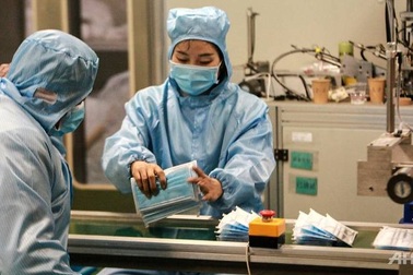 Công ty điện thoại, xe hơi Trung Quốc chuyển sang sản xuất khẩu trang