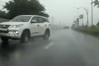 Toyota Fortuner lật ngang dải phân cách và lời nhắc nhở lái xe khi trời mưa