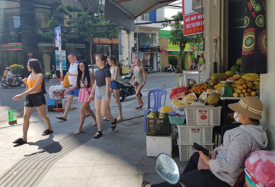 Nha Trang: Cửa hàng vắng khách, lái xe đón khách Trung Quốc thất nghiệp hàng loạt - 5 Nha Trang: Cửa hàng vắng khách, lái xe đón khách Trung Quốc thất nghiệp hàng loạt - 5