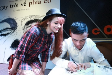 Nhóm Oplus, hotgirl Andrea sặc sỡ đến mừng Dương Trường Giang ra album