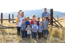 Cặp vợ chồng 10 năm sinh 10 đứa con