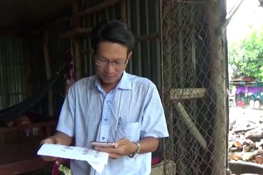 Trao tiền bạn đọc đến gia đình bé 6 tuổi động kinh.