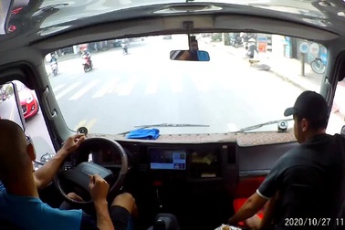 Va chạm giao thông, nữ sinh ngã ra ngay trước mũi xe tải