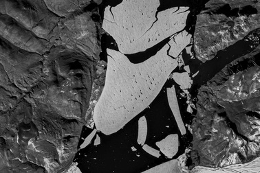 Tảng băng khổng lồ ở Bắc Cực bị tách ra