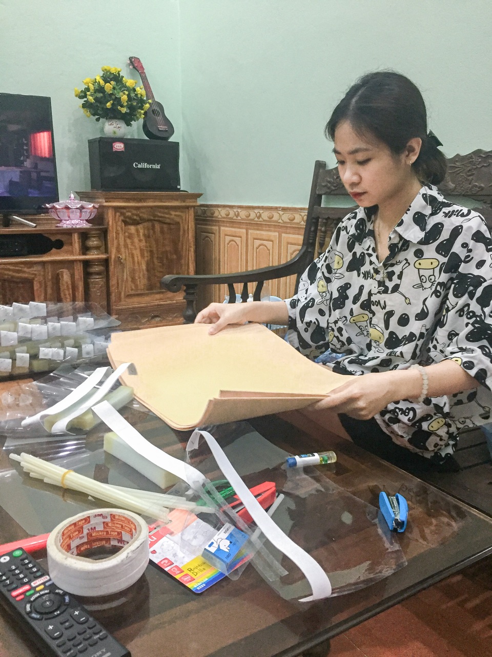 Sinh viên vừa học online vừa làm tấm chắn giọt bắn gửi tuyến đầu chống dịch - 3 Sinh viên vừa học online vừa làm tấm chắn giọt bắn gửi tuyến đầu chống dịch - 3