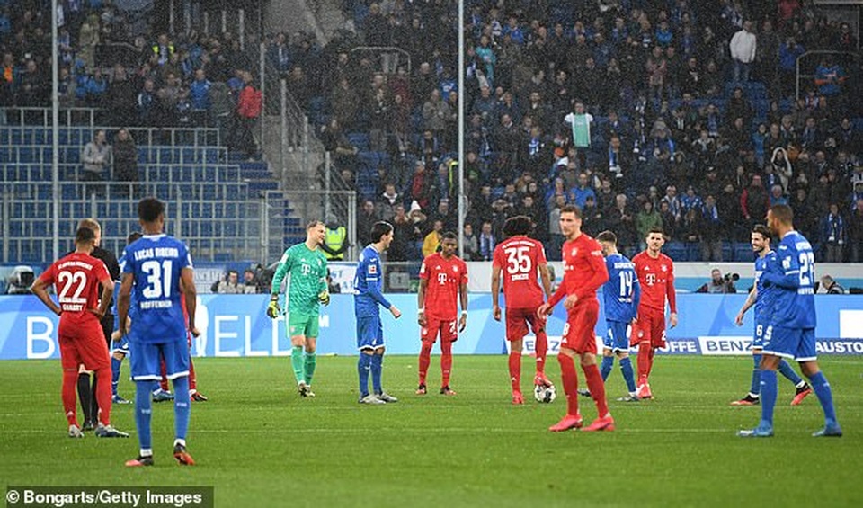 Phản đối CĐV, Bayern Munich và đối thủ nghỉ đá, đứng nói chuyện - 1 Phản đối CĐV, Bayern Munich và đối thủ nghỉ đá, đứng nói chuyện - 1