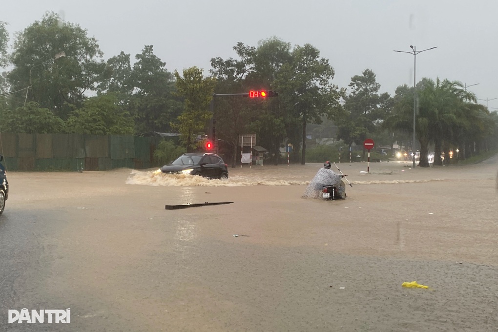 Bão Bualoi chưa đổ bộ, lốc xoáy đã cuốn bay mái nhiều nhà dân - 3 Bão Bualoi chưa đổ bộ, lốc xoáy đã cuốn bay mái nhiều nhà dân - 3