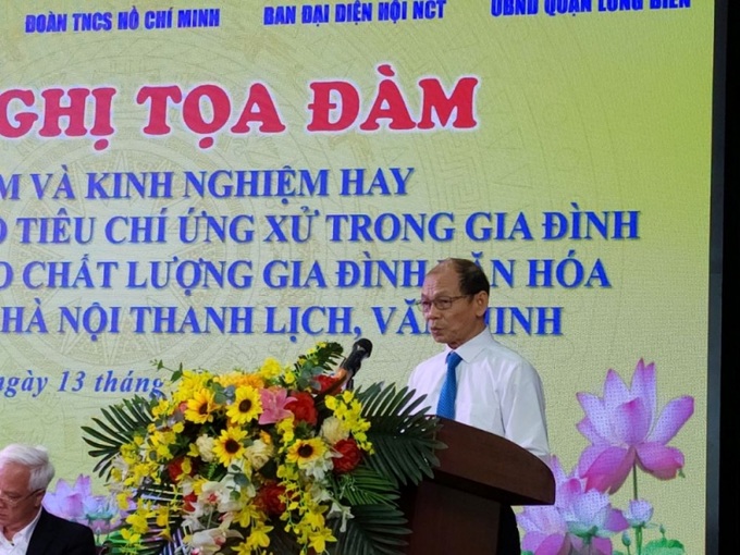 Ông Nguyễn Văn Đức, Tổ dân phố số 13, phường Bồ Đề, quận Long Biên, Hà Nội, chia sẻ kinh nghiệm hay trong thực hiện Bộ Tiêu chí ứng xử tại tọa đàm “Cách làm và kinh nghiệm hay trong thực hiện Bộ Tiêu chí ứng xử trong gia đình góp phần nâng cao chất lượng gia đình văn hóa, xây dựng người Hà Nội thanh lịch, văn minh” năm 2023.