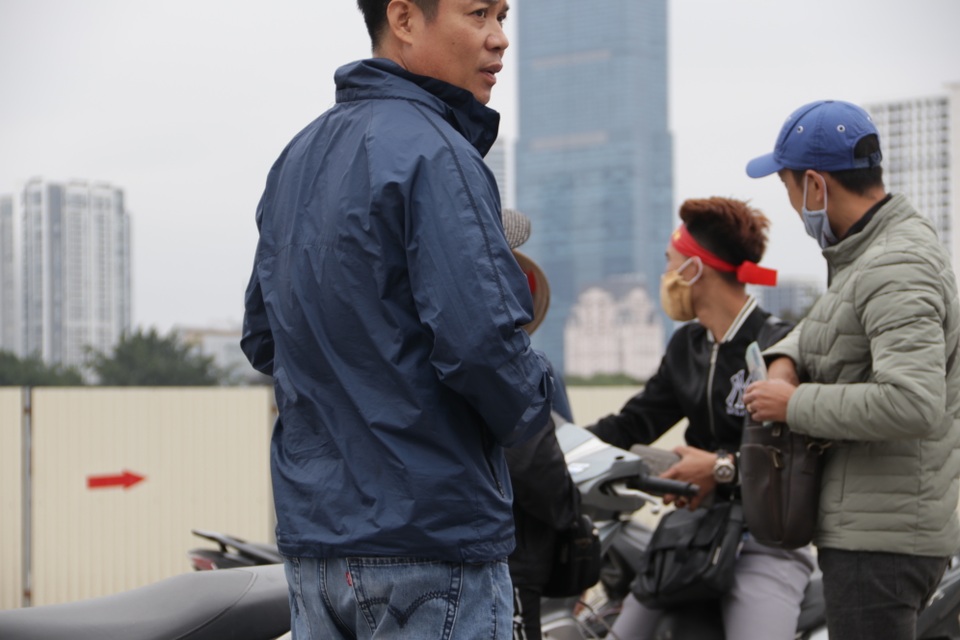 Người đàn ông bán vé lạ trận Việt Nam - Thái Lan bị đưa về đồn công an - 8 Người đàn ông bán vé lạ trận Việt Nam - Thái Lan bị đưa về đồn công an - 8