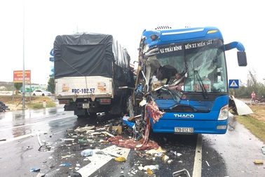 Xe tải va chạm xe container rồi đâm trực diện xe khách, 10 người bị thương