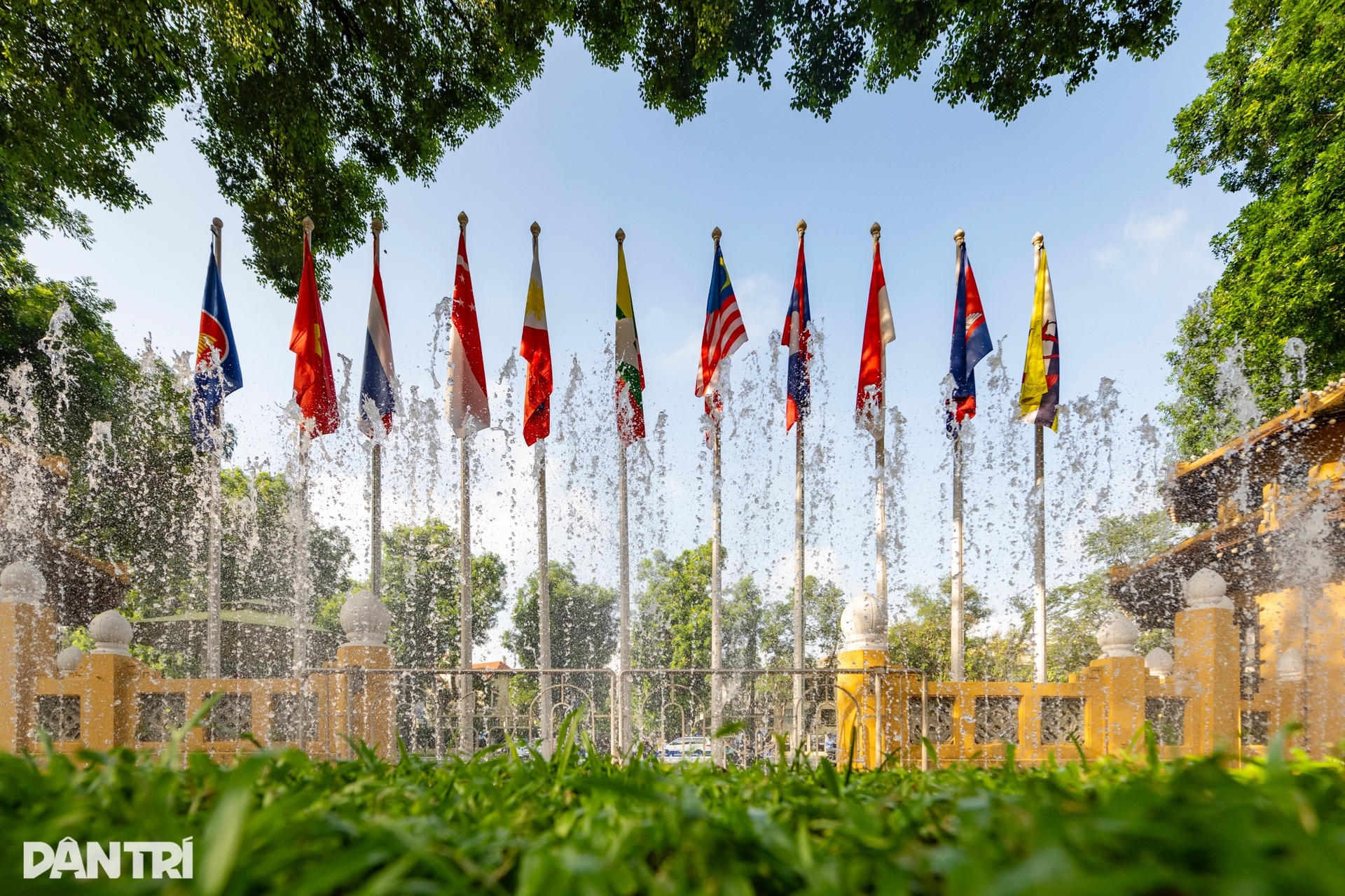 Trang trọng Lễ thượng cờ kỷ niệm 58 năm Ngày thành lập ASEAN - 10 Trang trọng Lễ thượng cờ kỷ niệm 58 năm Ngày thành lập ASEAN - 10