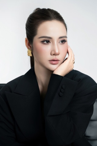Huyền Lizzie tuổi 35: Sang chảnh trên phim, ngoài đời trẻ trung gợi cảm - 1