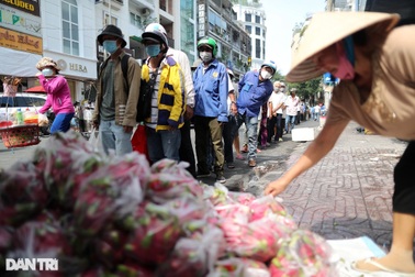 Người dân TPHCM xếp hàng dài chờ nhận thanh long miễn phí