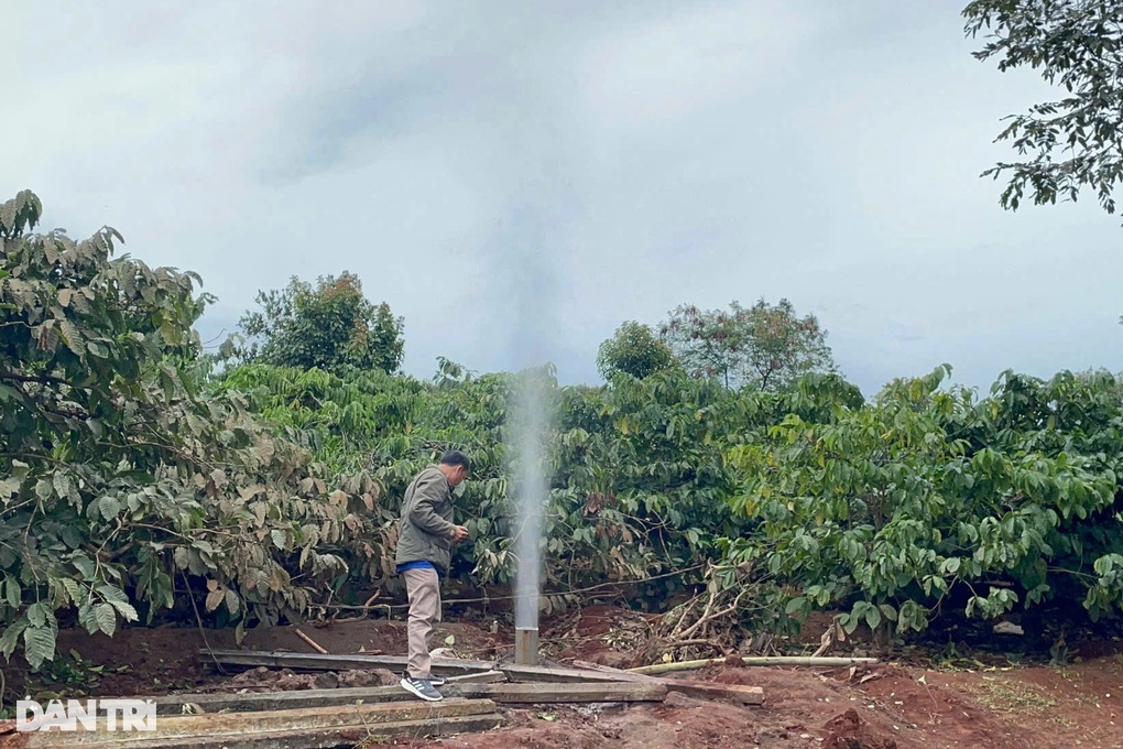 Vụ giếng khoan thứ 2 phun ra cột khí, nước cao gần 10m: Áp suất đã giảm - 1 Vụ giếng khoan thứ 2 phun ra cột khí, nước cao gần 10m: Áp suất đã giảm - 1