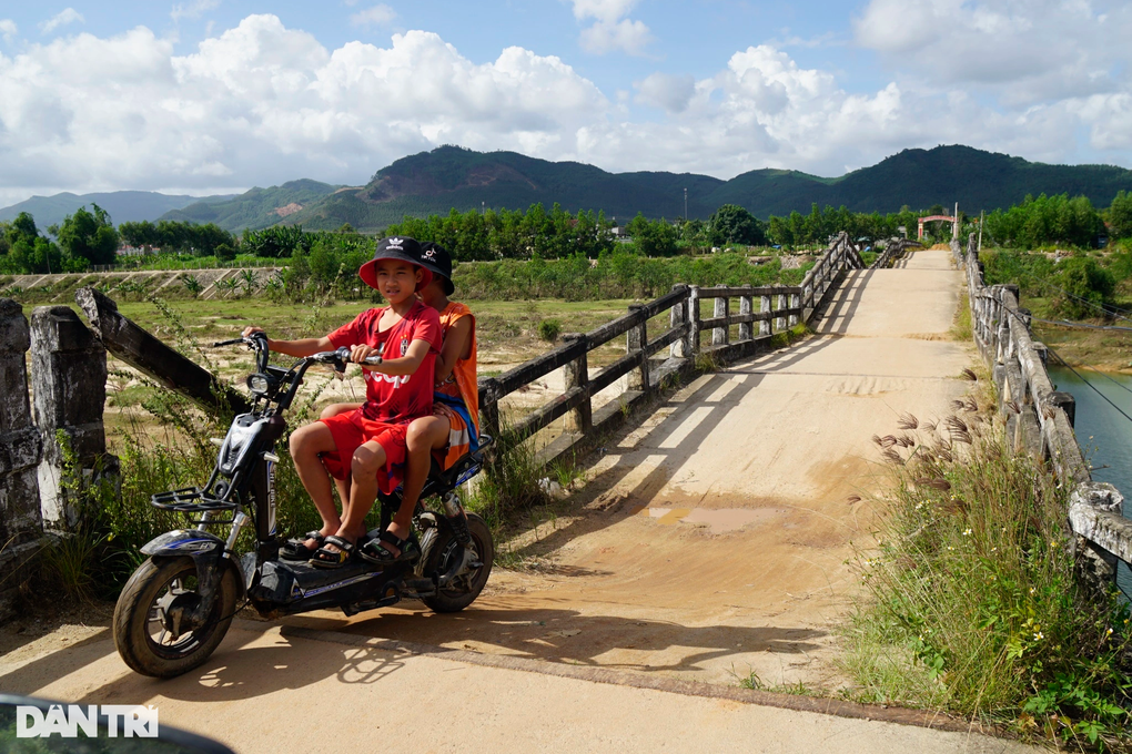 Đánh cược mạng sống khi qua cầu vượt sông bị sập lún 5 nhịp ở Bình Định - 9 Đánh cược mạng sống khi qua cầu vượt sông bị sập lún 5 nhịp ở Bình Định - 9