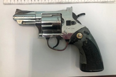 Bắt nhóm thanh niên mang súng đi giải quyết mâu thuẫn