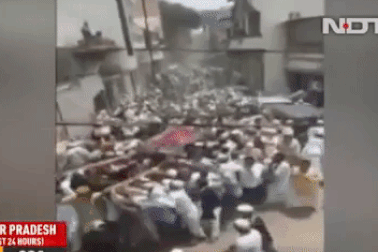 Hàng chục nghìn người Ấn Độ dự đám tang giáo sĩ bất chấp Covid-19