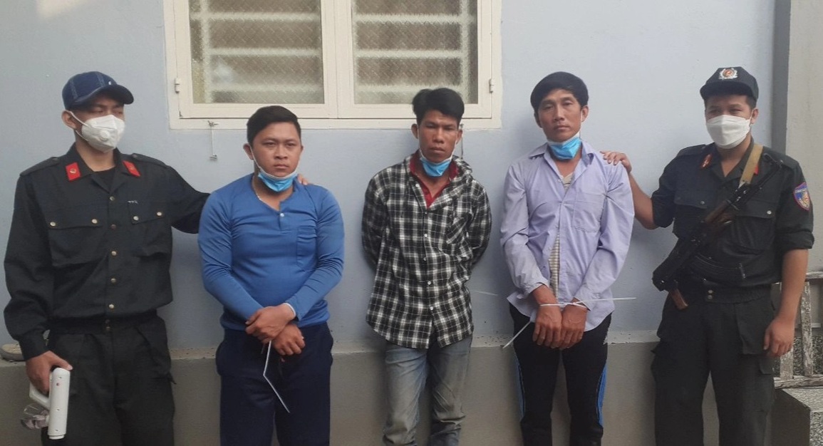 Vượt biên qua Campuchia chở 1,2 tấn pháo lậu - 2 Vượt biên qua Campuchia chở 1,2 tấn pháo lậu - 2