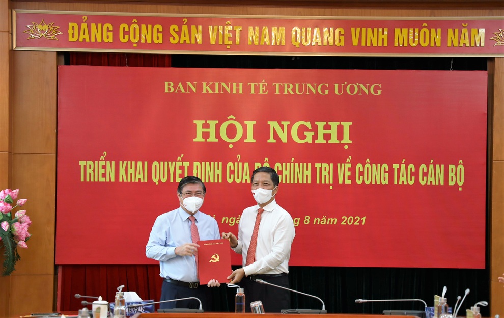Ông Nguyễn Thành Phong ra Hà Nội, nhậm chức Phó Trưởng Ban Kinh tế TƯ - 2 Ông Nguyễn Thành Phong ra Hà Nội, nhậm chức Phó Trưởng Ban Kinh tế TƯ - 2
