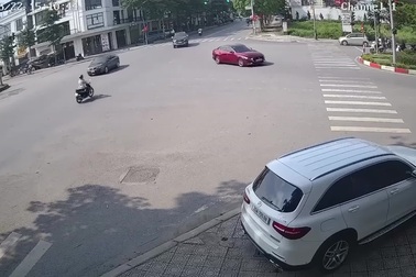 Phóng nhanh qua giao lộ, người phụ nữ bị ô tô tông văng