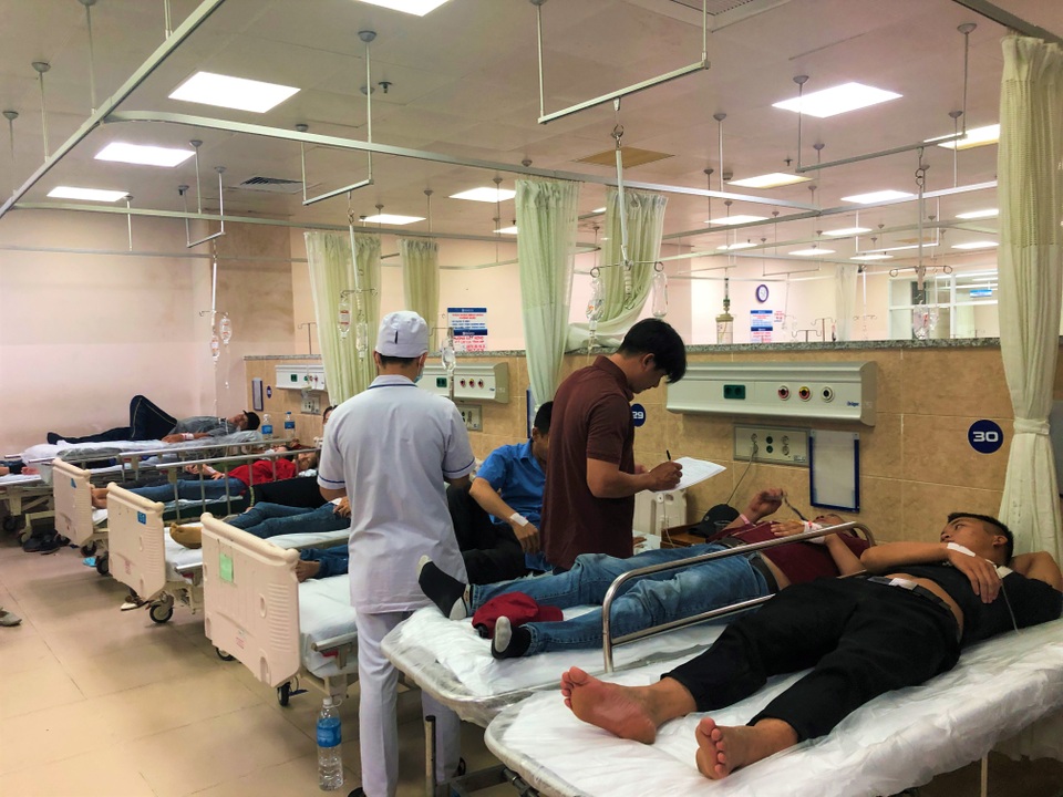 Hơn 100 công nhân nhập viện cấp cứu sau bữa cơm tăng ca đêm - 1 Hơn 100 công nhân nhập viện cấp cứu sau bữa cơm tăng ca đêm - 1