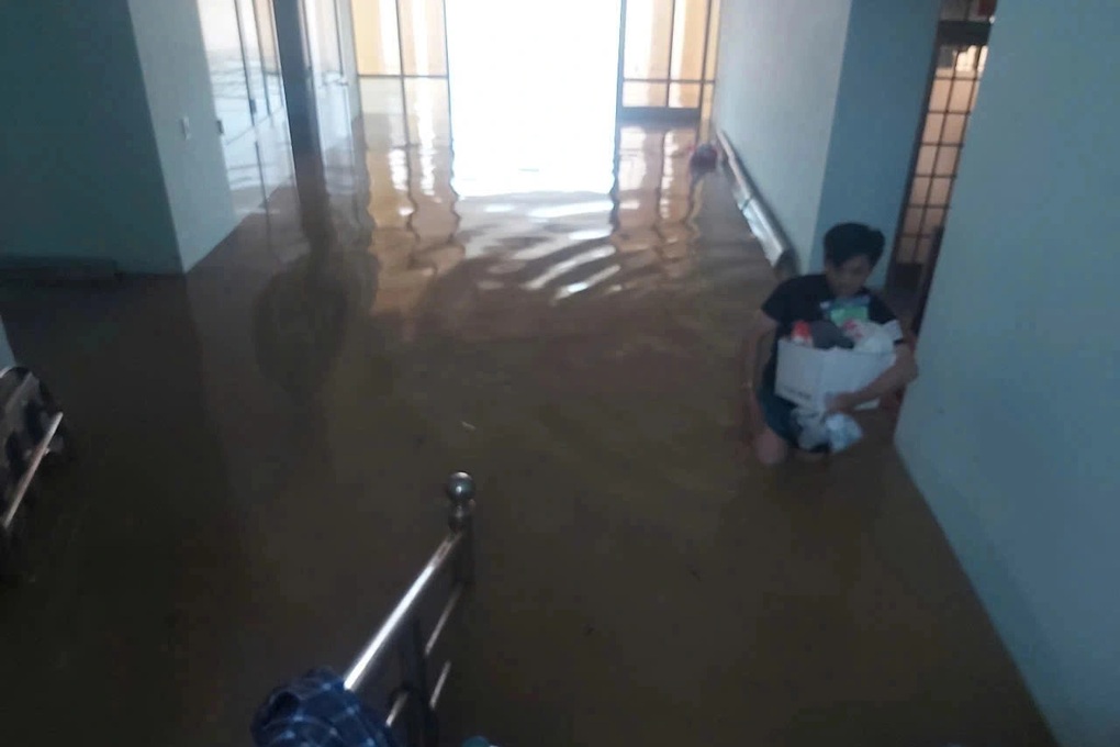 Cạy mái tôn cứu người mắc kẹt trong ngôi nhà ngập gần tới nóc - 3