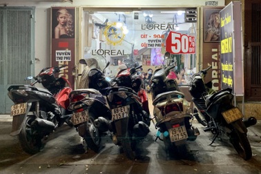 Salon tóc, tiệm nail, spa… chạy đua với Covid để kịp "hốt cú chót" dịp Tết