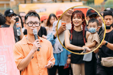 Rhymastic hát live miễn phí trên phố, vợ con xuất hiện cổ vũ