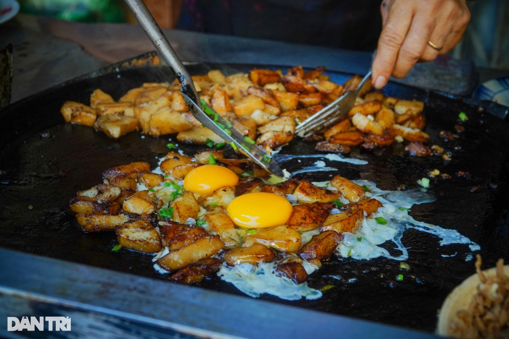 Hàng bột chiên 30 năm của chị em cụ bà ở vậy nuôi nhau - 2 Hàng bột chiên 30 năm của chị em cụ bà ở vậy nuôi nhau - 2