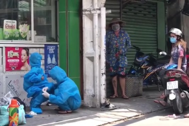 Hình ảnh em bé chuẩn bị đồ bảo hộ đi cách ly khiến nhiều người rơi nước mắt