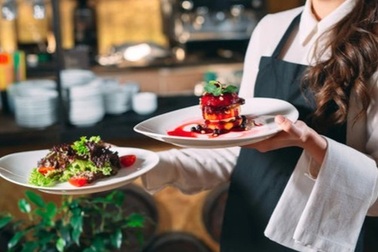 Kinh hãi đủ trò "chơi bẩn" khách hàng của nhân viên phục vụ