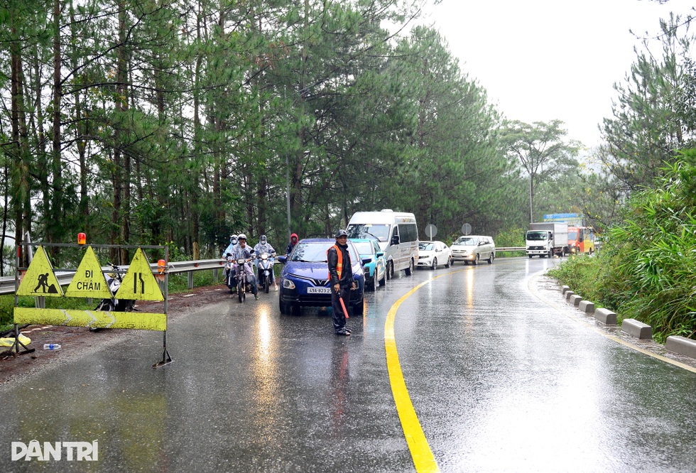 Doanh nghiệp khóc, tài xế chật vật đổi lộ trình vì sạt lở đèo ở Lâm Đồng - 2