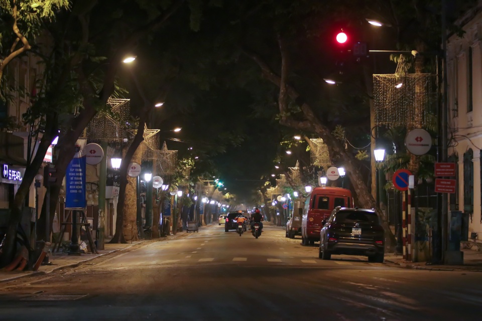 Hà Nội: Đường phố lặng lẽ trong đêm cuối cách ly toàn xã hội - 11 Hà Nội: Đường phố lặng lẽ trong đêm cuối cách ly toàn xã hội - 11