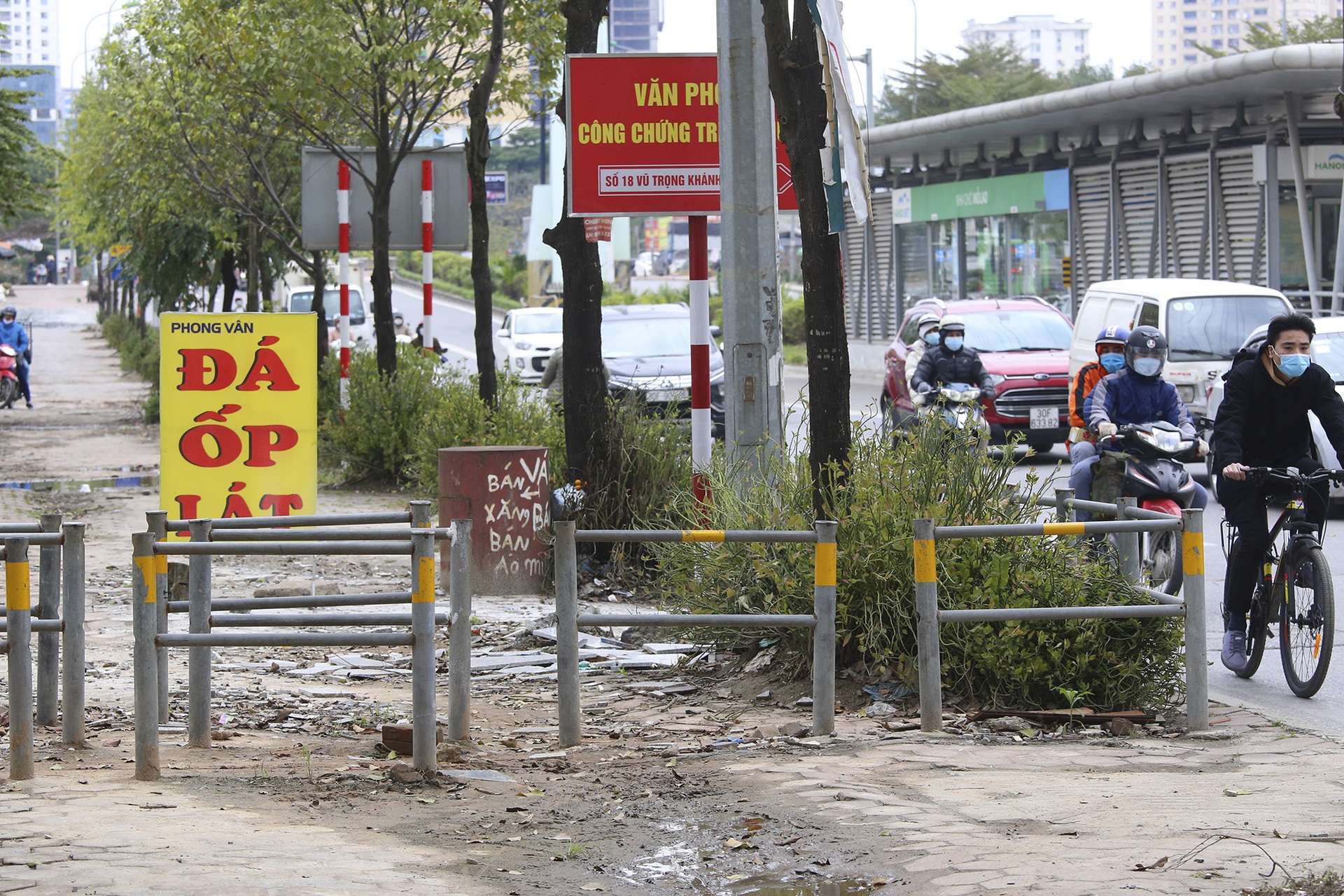 Rào chắn vỉa hè ngăn xe máy gây khó, người đi bộ bất đắc dĩ phải trèo qua - 15 Rào chắn vỉa hè ngăn xe máy gây khó, người đi bộ bất đắc dĩ phải trèo qua - 15