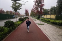 Cậu bé chạy 10km mỗi ngày ở công viên, mục đích khiến ai cũng thắt lòng