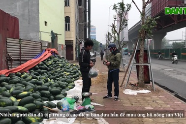 Dưa hấu siêu rẻ, bán la liệt ở vỉa hè Hà Nội