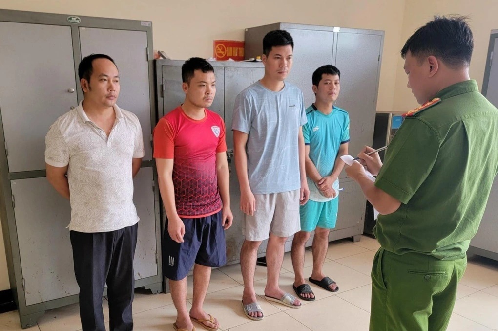 Nhân viên sân bay móc vali của khách: Bộ GTVT yêu cầu rà soát lỗ hổng - 2 Nhân viên sân bay móc vali của khách: Bộ GTVT yêu cầu rà soát lỗ hổng - 2