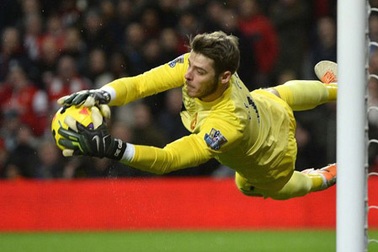 Real Madrid nhòm ngó, MU cuống cuồng “trói” De Gea