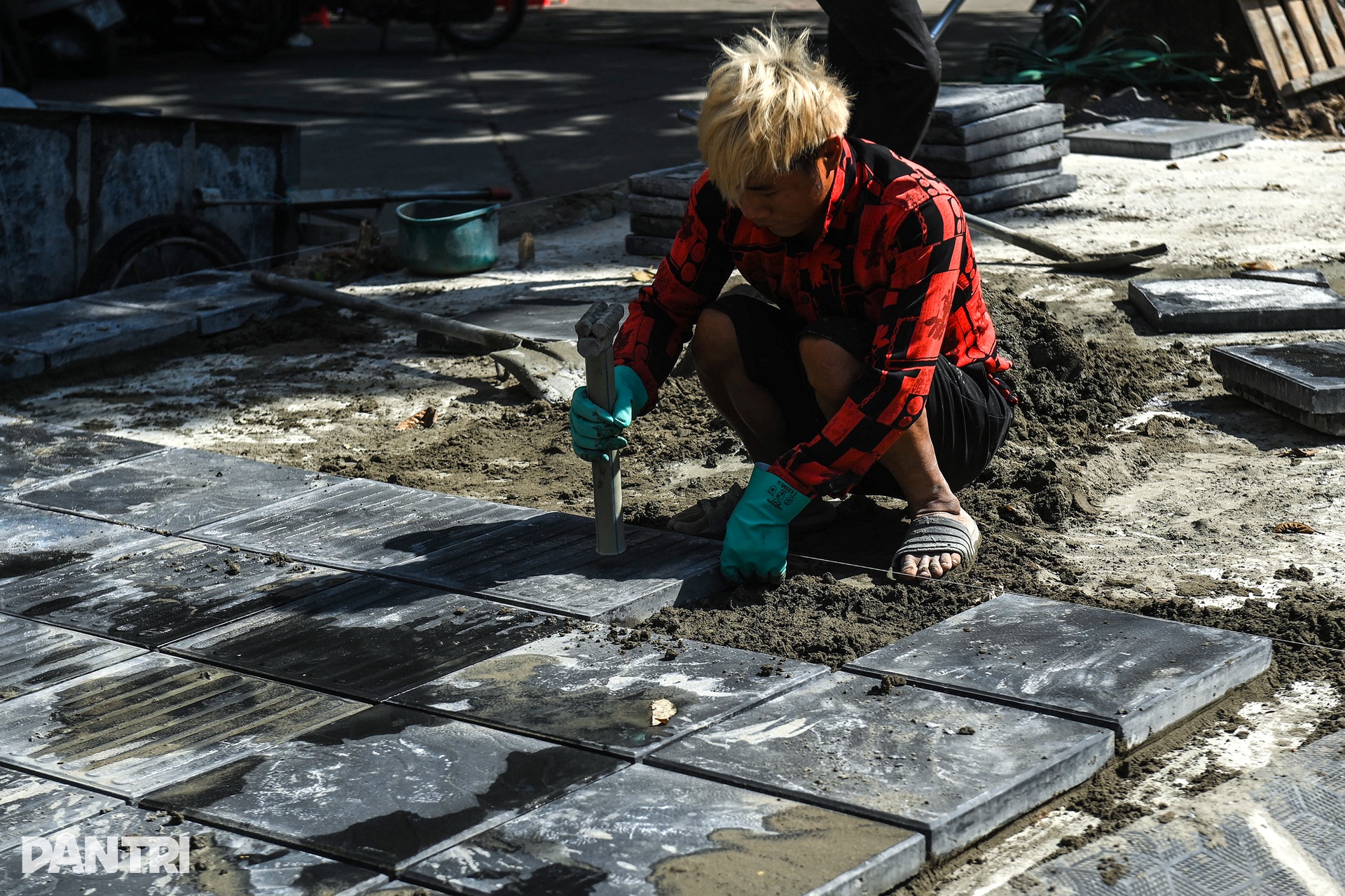 Nhiều vỉa hè ở Hà Nội được thay áo mới - 15