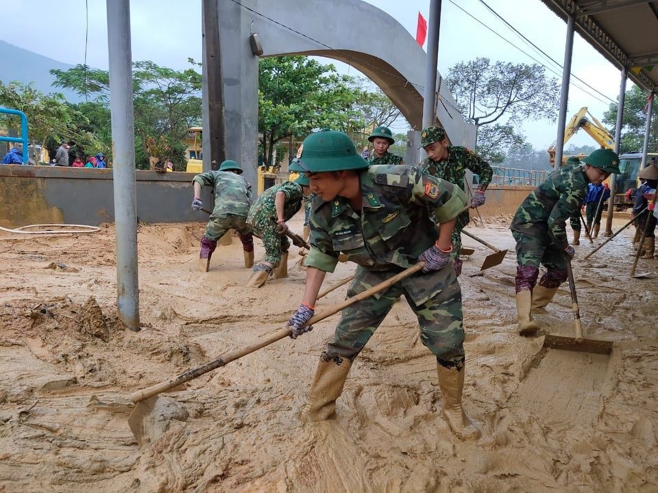 Cán bộ, chiến sĩ Biên phòng hỗ trợ người dân khắc phục hậu quả sau lũ - 5 Cán bộ, chiến sĩ Biên phòng hỗ trợ người dân khắc phục hậu quả sau lũ - 5