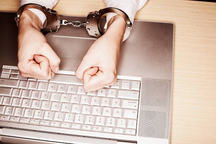 Fan "phim X" bị bạn gái phát hiện, được tha thứ nhưng không thể dừng xem