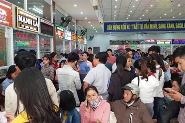 Đà Nẵng: Người dân chen chân ở bến xe mua vé về quê ăn Tết