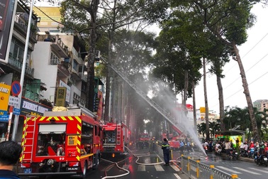 Cảnh sát điều xe thang chữa cháy nhà 5 tầng ở Sài Gòn