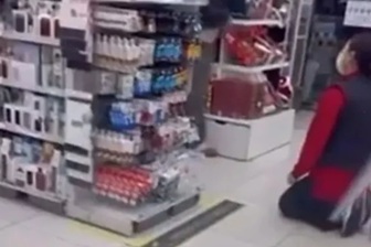 Nhắc con trai khách không chạy nhảy, nữ nhân viên bị bắt quỳ gối xin lỗi