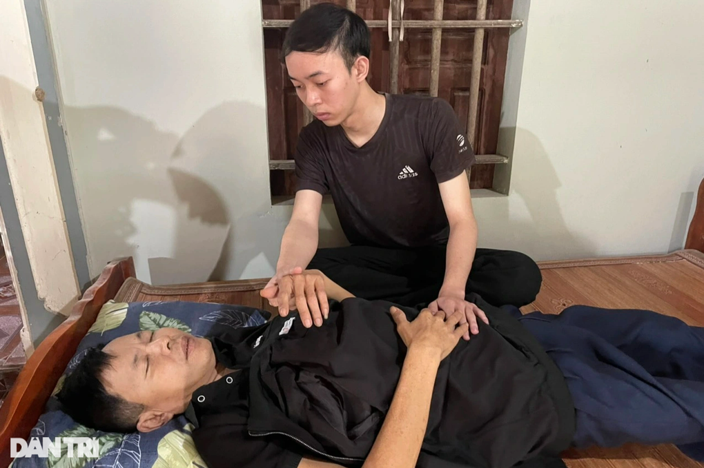Bố từ chối điều trị bệnh, nằm nhà chờ chết để con trai có cơ hội đi học - 1 Bố từ chối điều trị bệnh, nằm nhà chờ chết để con trai có cơ hội đi học - 1